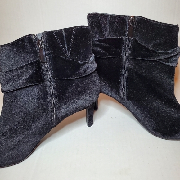 Torrid Velvet Bowtie Bootie Black 9WW - Picture 5 of 10